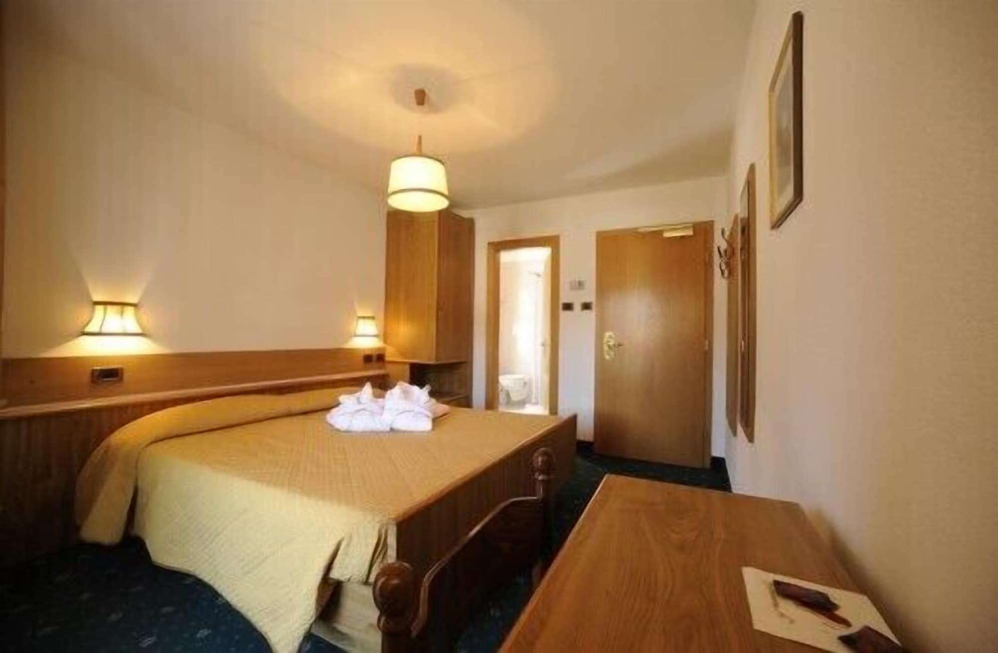 Hotel Arnika ปอซซาดิฟัซซา ภายนอก รูปภาพ