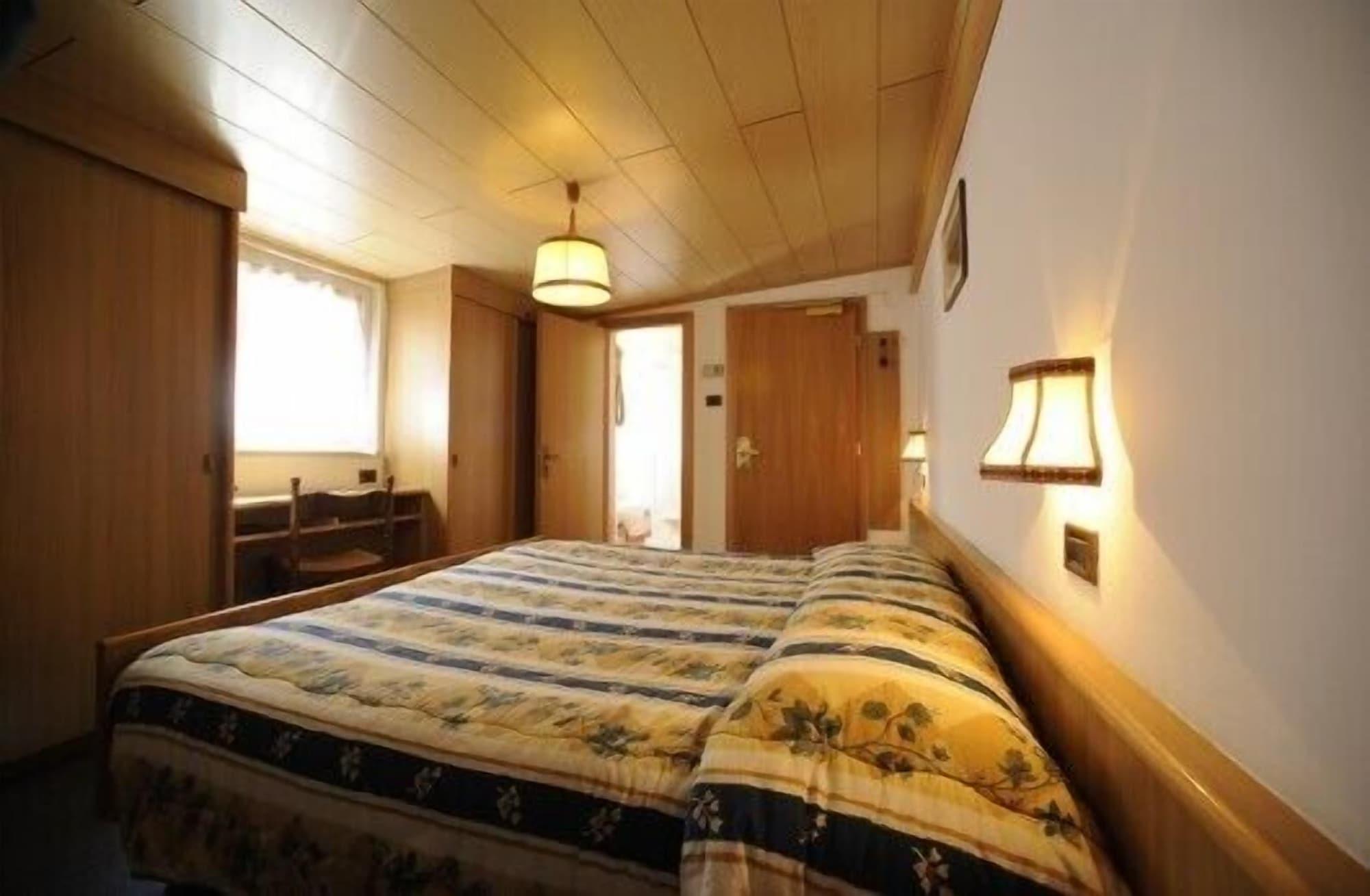 Hotel Arnika ปอซซาดิฟัซซา ภายนอก รูปภาพ