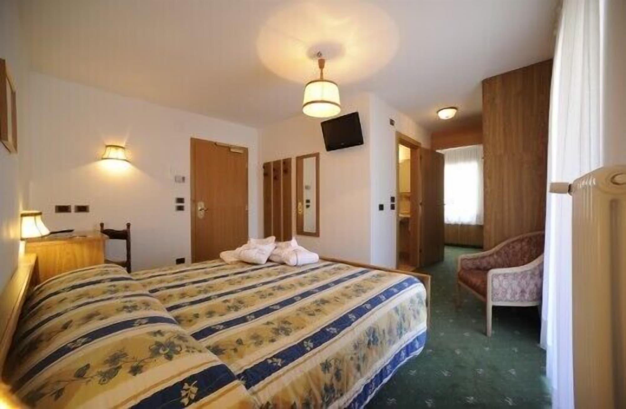 Hotel Arnika ปอซซาดิฟัซซา ภายนอก รูปภาพ