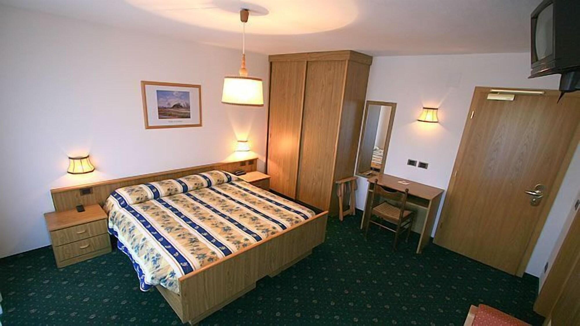 Hotel Arnika ปอซซาดิฟัซซา ภายนอก รูปภาพ