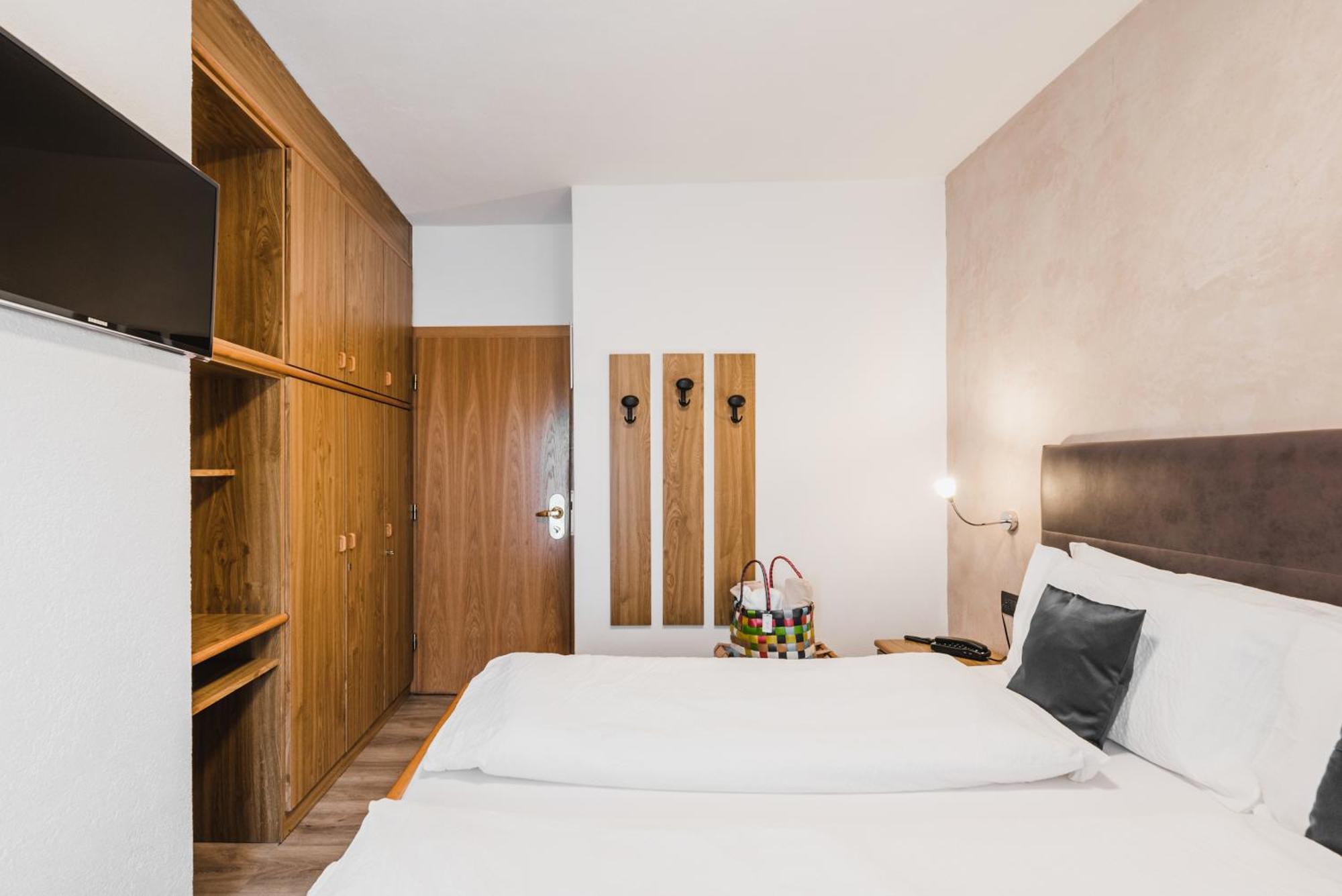 Hotel Arnika ปอซซาดิฟัซซา ภายนอก รูปภาพ