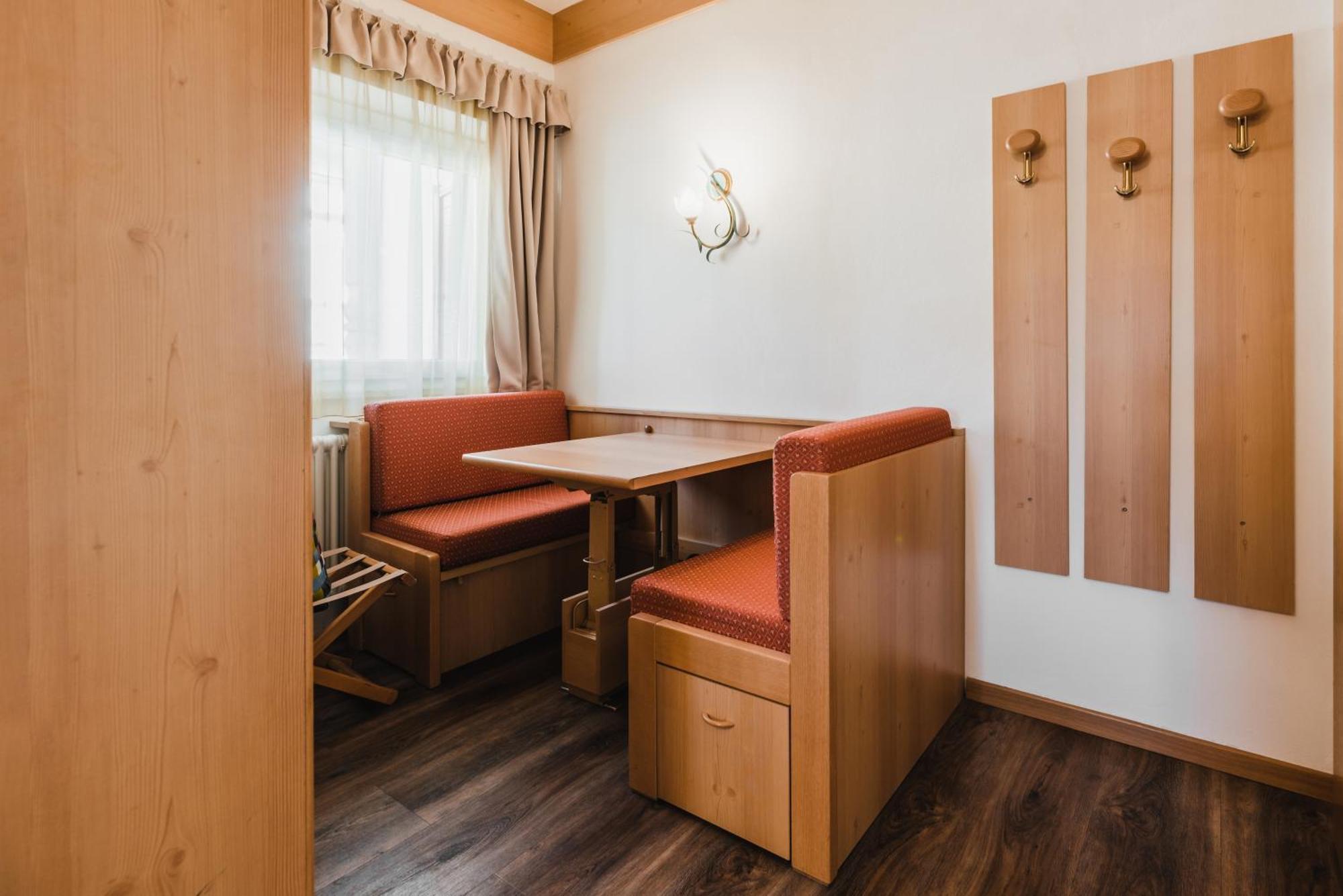 Hotel Arnika ปอซซาดิฟัซซา ภายนอก รูปภาพ