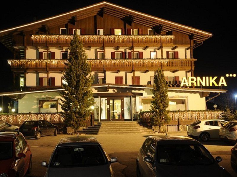 Hotel Arnika ปอซซาดิฟัซซา ภายนอก รูปภาพ